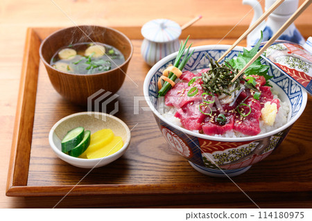 鯨魚生魚片碗，生小鬚鯨肉，新鮮捕獲（未冷凍）的當地美食，和歌山縣太地町 114180975