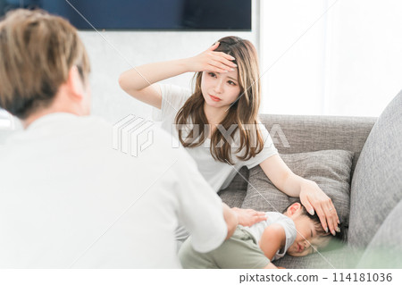 孩子發高燒和男孩身體不適的憂心忡忡的母親/父母 114181036