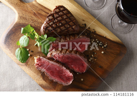 New Zealand grass-fed beef fillet steak 114181116