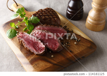 New Zealand grass-fed beef fillet steak 114181125