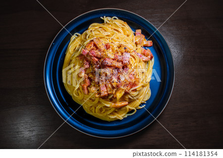 Carbonara 義大利麵培根藍瓷俯視圖 Carbonara 義大利麵培根藍瓷俯視圖 114181354