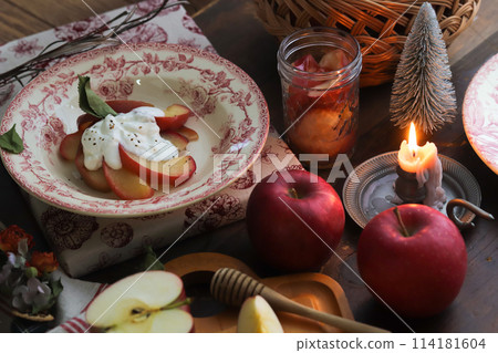 Apple compote 114181604