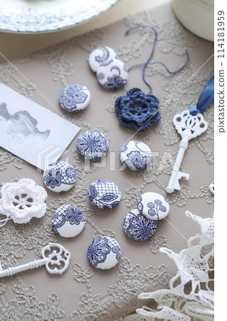 Walnut button 114181959