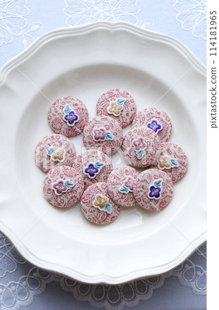 Walnut button 114181965