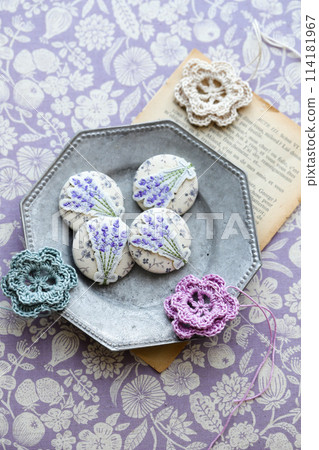 Walnut button 114181967