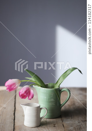 Tulips and vases 114182317