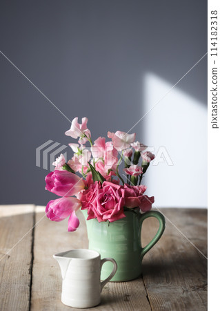 Red rose and tulip decoration 114182318