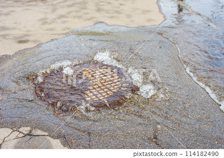 Water fountain pours out from sewer hatch, breakthrough sewerage system, accident of water supply Water fountain pours out from sewer hatch, breakthrough sewerage system, accident of water supply 114182490