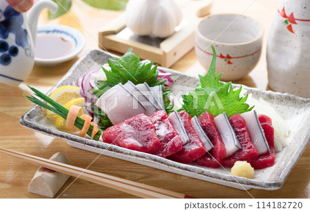 Assorted sashimi of minke whale lean meat and skin (not frozen) Local cuisine, Taiji, Wakayama Prefecture Assorted sashimi of minke whale lean meat and skin (not frozen) Local cuisine, Taiji, Wakayama Prefecture 114182720