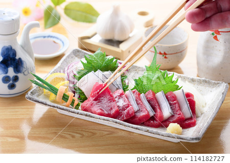 小鬚鯨紅肉真魚生魚片拼盤(未冷凍)鄉土料理,和歌山縣太地町 小鬚鯨紅肉真魚生魚片拼盤(未冷凍)鄉土料理,和歌山縣太地町 114182727