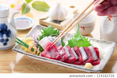 小鬚鯨紅肉真魚生魚片拼盤(未冷凍)鄉土料理,和歌山縣太地町 小鬚鯨紅肉真魚生魚片拼盤(未冷凍)鄉土料理,和歌山縣太地町 114182728