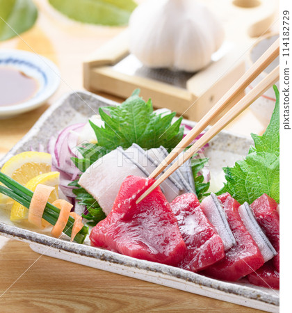 Assorted sashimi of minke whale lean meat and skin (not frozen) Local cuisine, Taiji, Wakayama Prefecture Assorted sashimi of minke whale lean meat and skin (not frozen) Local cuisine, Taiji, Wakayama Prefecture 114182729