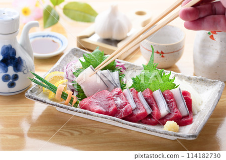 小鬚鯨紅肉真魚生魚片拼盤（未冷凍）鄉土料理，和歌山縣太地町 114182730