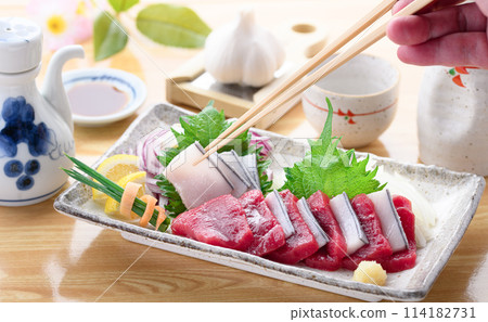 Assorted sashimi of minke whale lean meat and skin (not frozen) Local cuisine, Taiji, Wakayama Prefecture Assorted sashimi of minke whale lean meat and skin (not frozen) Local cuisine, Taiji, Wakayama Prefecture 114182731