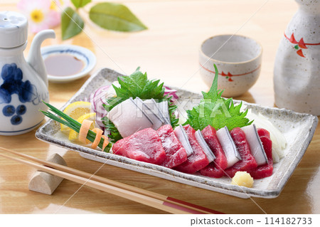 小鬚鯨紅肉真魚生魚片拼盤（未冷凍）鄉土料理，和歌山縣太地町 114182733