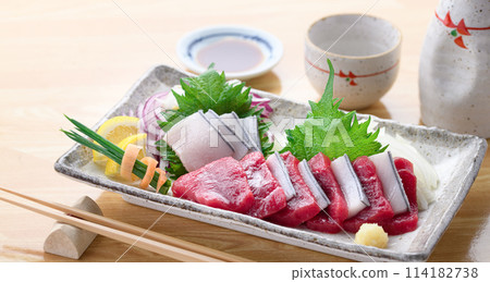 Assorted sashimi of minke whale lean meat and skin (not frozen) Local cuisine, Taiji, Wakayama Prefecture 114182738
