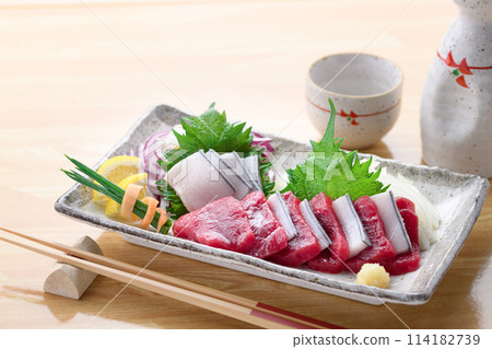 Assorted sashimi of minke whale lean meat and skin (not frozen) Local cuisine, Taiji, Wakayama Prefecture 114182739