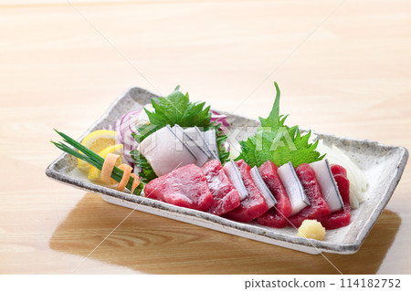 Assorted sashimi of minke whale lean meat and skin (not frozen) Local cuisine, Taiji, Wakayama Prefecture 114182752