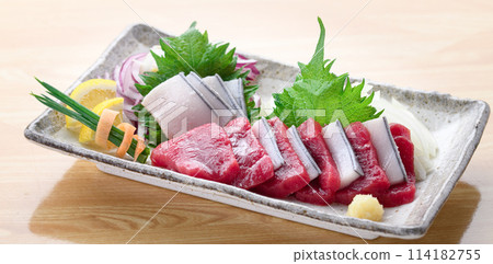 Assorted sashimi of minke whale lean meat and skin (not frozen) Local cuisine, Taiji, Wakayama Prefecture Assorted sashimi of minke whale lean meat and skin (not frozen) Local cuisine, Taiji, Wakayama Prefecture 114182755