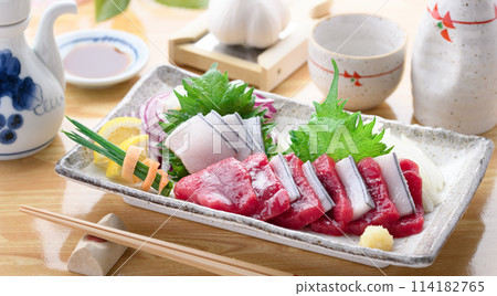 Assorted sashimi of minke whale lean meat and skin (not frozen) Local cuisine, Taiji, Wakayama Prefecture 114182765