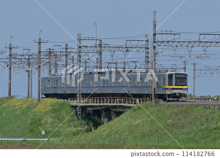 A Tobu Nikko Line local train running along the Otone embankment (Saitama Prefecture, former Otone Town) 114182766