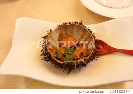 Grilled sea urchin, a representative example of high-end cuisine 114182974