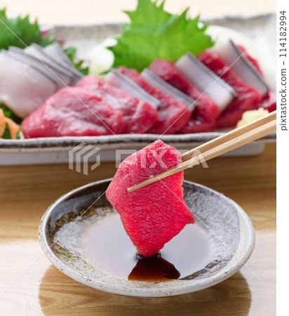 將小鬚鯨紅肉和真皮刺身沾上醬油。 將小鬚鯨紅肉和真皮刺身沾上醬油。 114182994