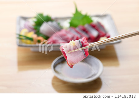 將小鬚鯨紅肉和真皮刺身沾上醬油。 將小鬚鯨紅肉和真皮刺身沾上醬油。 114183018