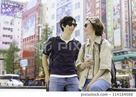 手持智慧型手機在秋葉原漫步的入境外國遊客夫婦 手持智慧型手機在秋葉原漫步的入境外國遊客夫婦 114184088