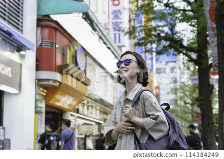 Inbound: Foreign women strolling around Akihabara 114184249