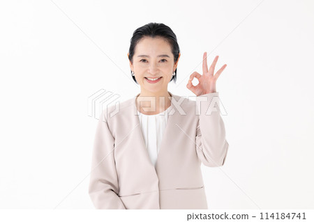 中間的女性生意好 114184741