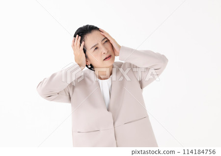中年婦女做生意頭痛 114184756