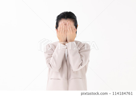 Middle-aged woman, business, divorce 114184761