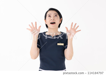 中年女美容師制服令人驚訝 114184797