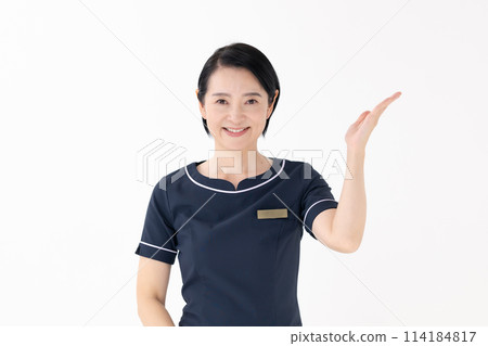Middle-aged woman, esthetician, uniform, hand-waving Middle-aged woman, esthetician, uniform, hand-waving 114184817