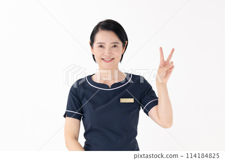 Middle-aged woman, esthetician, uniform, peace sign 114184825