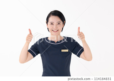中女美容師制服豎起大拇指 114184831