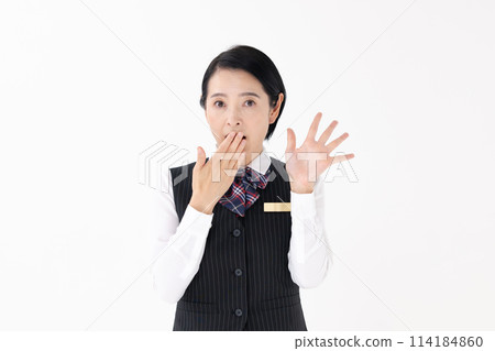 穿著制服的中年婦女驚訝 114184860