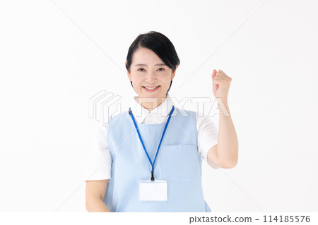 Middle-aged woman, helper, childcare, fist pump 114185576