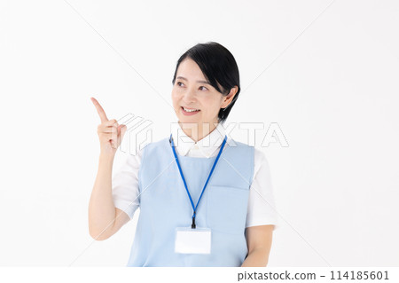 Middle-aged woman, helper, childcare, pointing 114185601