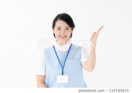 中間女幫手育兒手牽 114185615