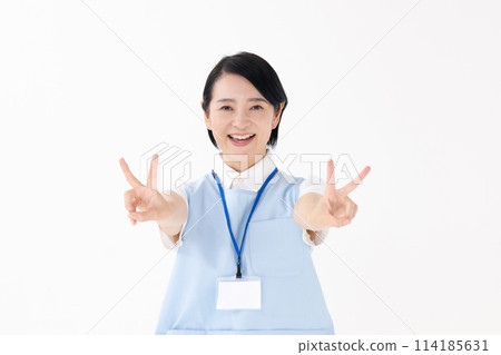 Middle-aged woman, helper, childcare, peace Middle-aged woman, helper, childcare, peace 114185631