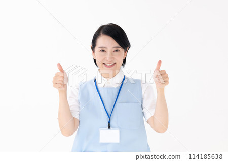 中女幫手育兒豎起大拇指 114185638
