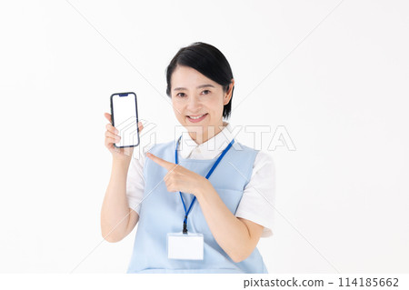Middle-aged woman, helper, childcare, smartphone 114185662