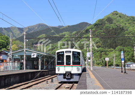 A train stopping at Mitakeguchi Station on the Chichibu Railway 114187398