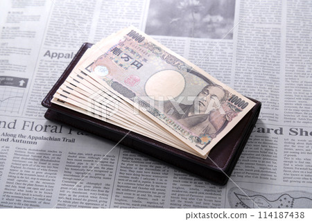 Banknotes and English newspapers 114187438