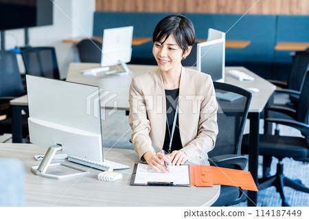 Business woman working in the office 114187449