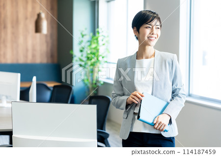 在辦公室工作的女商人 114187459