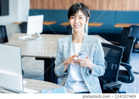 在辦公室使用智能手機的女商人 114187469