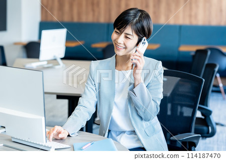 在辦公室使用智能手機的女商人 114187470